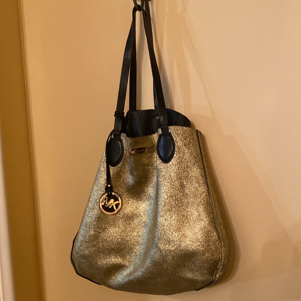 REVERSIBLE MICHAEL KORS LEATHER BLACK / GOLD METALLIC TOTE 14”x 14” EUC